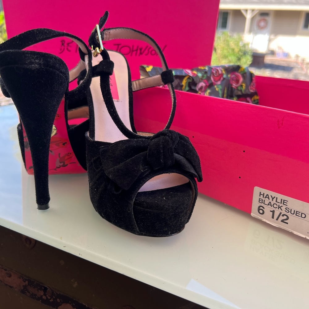 Betsey Johnson black bow heels size 6.5